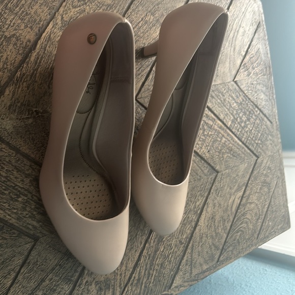 Life Stride Tan Heels Elegant Comfort - Picture 11 of 13